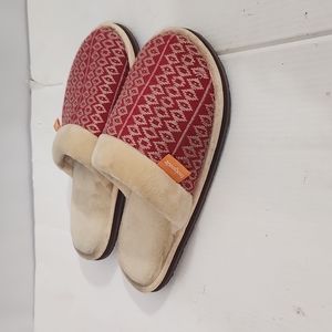 Feelgoodz red cream color house shoes slippers size m/l